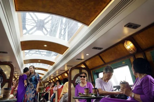 Cầu Long Biên nhìn từ cửa sổ trần của toa tàu, tháng 9 năm 2025, Hà Nội, Việt Nam (Kyodo)