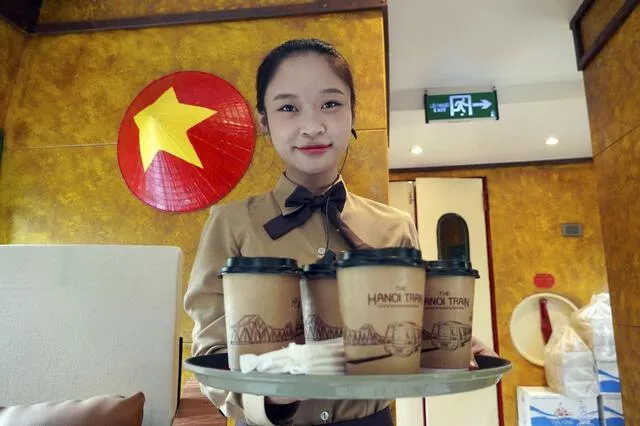 Nhân viên phục vụ trà Việt Nam, tháng 9 năm 2025, Hà Nội (Kyodo)