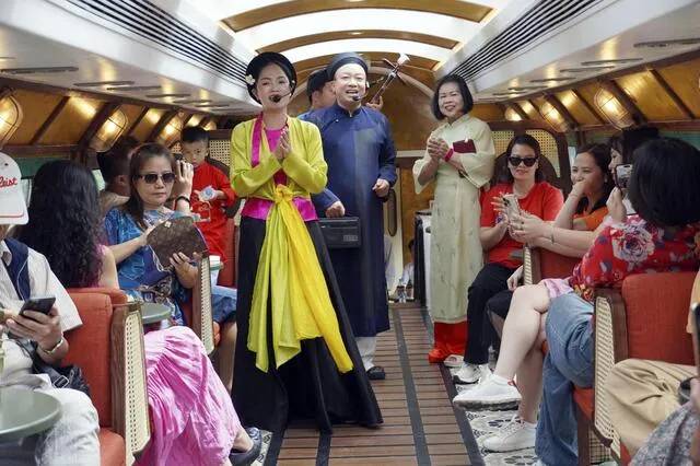 Đoàn nhạc biểu diễn dân ca trên tàu, tháng 9 năm 2025, Hà Nội, Việt Nam (Kyodo)