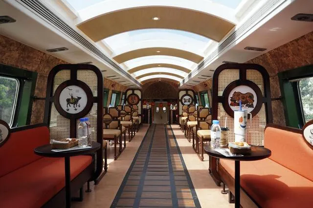 Đồ uống và đồ ăn nhẹ được đặt trên tàu, tháng 9 năm 2025, tỉnh Bắc Ninh, miền Bắc Việt Nam (Kyodo)