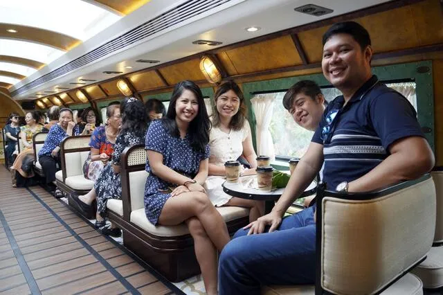 Du khách nước ngoài trả lời phỏng vấn trên tàu, tháng 9 năm 2025, tỉnh Bắc Ninh, miền Bắc Việt Nam (Kyodo)