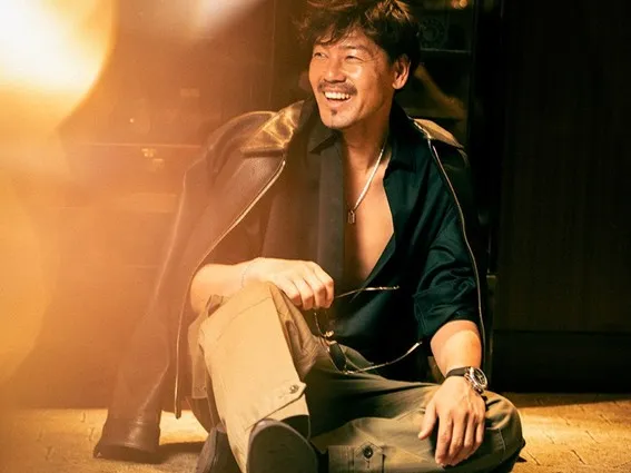 Matsui Daisuke với sơ mi hở cổ và trang sức