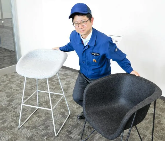 Giám đốc Osuka Seigen cùng chiếc ghế có mặt ngồi làm từ vải không dệt do công ty tự sản xuất, được bán dưới tên sản phẩm "Refelt" của Itoki.