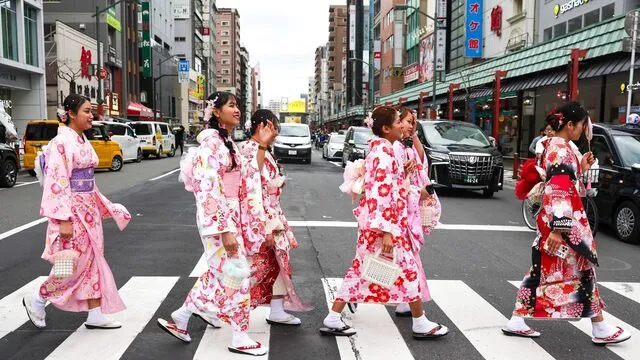Image of tourists enjoying a walk in kimono