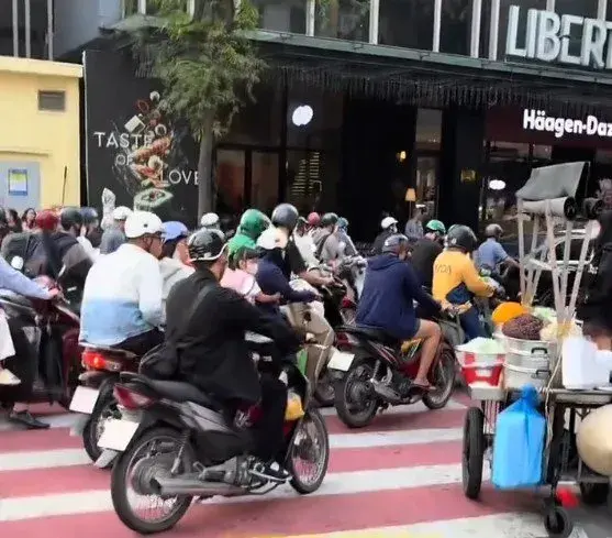 3 mẹo hữu ích để băng qua đường ở Việt Nam