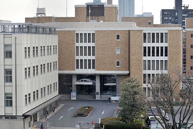 Bị cáo đánh cảnh sát bằng bút bi, phá cửa kính tòa án