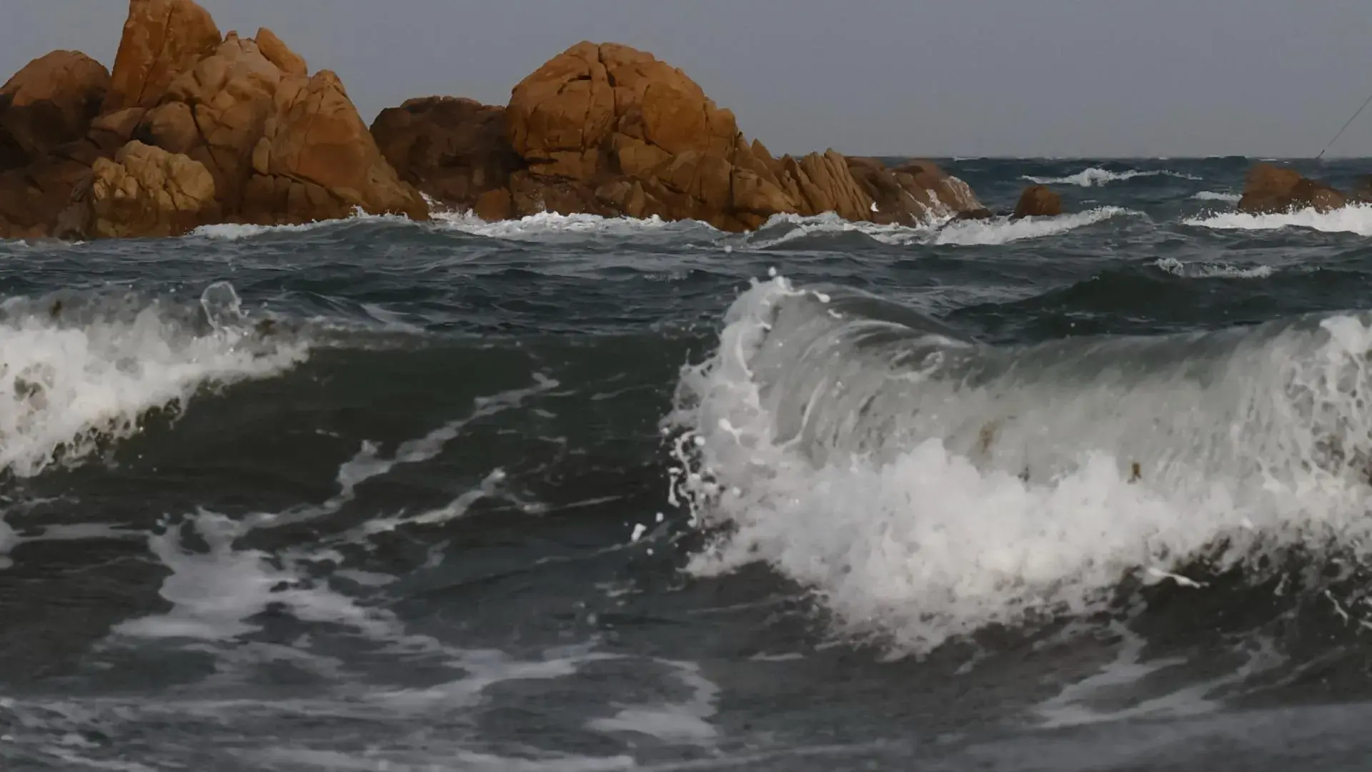 Người câu cá rơi xuống biển mùa đông Cứu hộ kịp không?