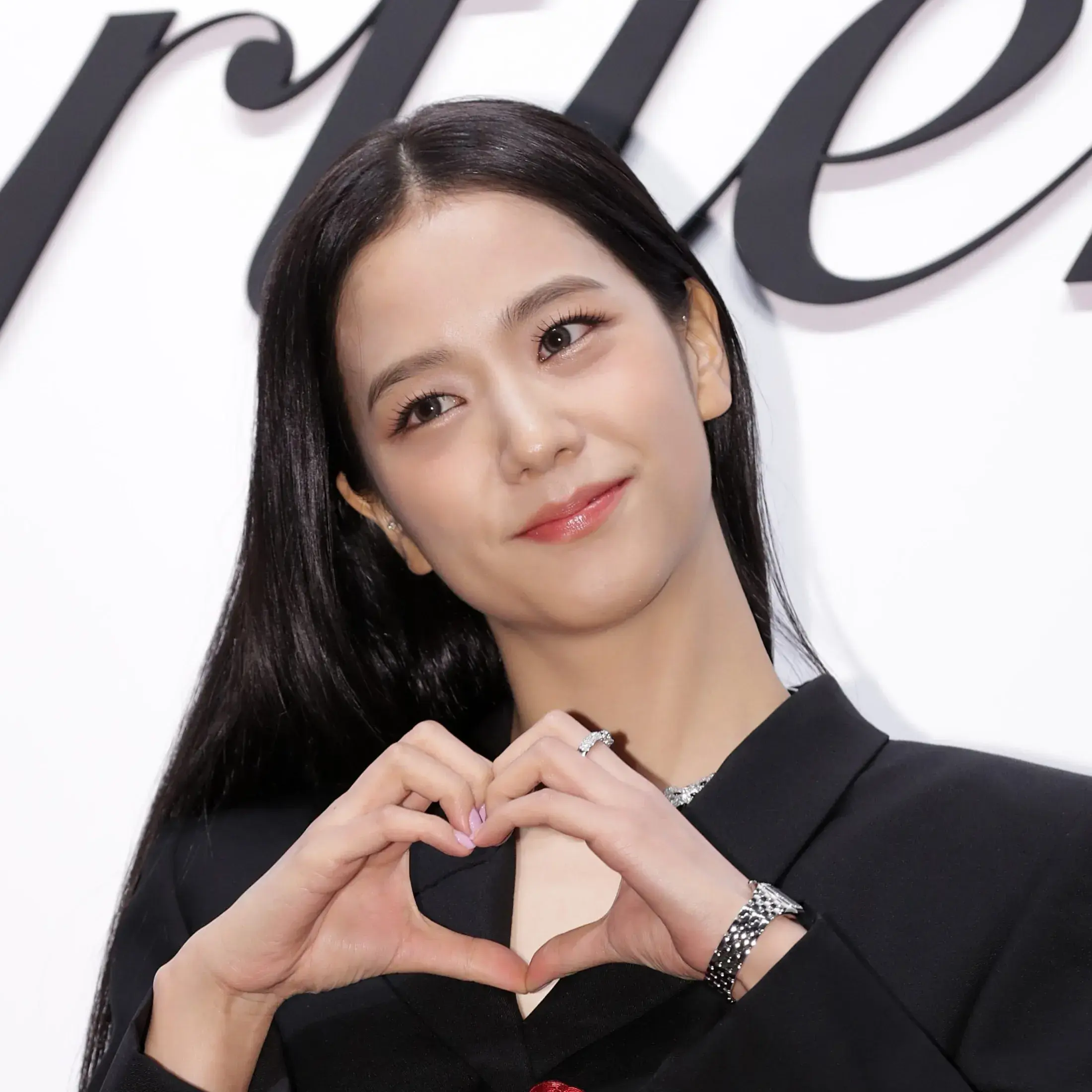 Jisoo (BLACKPINK) hợp tác Hello Kitty gây sốt