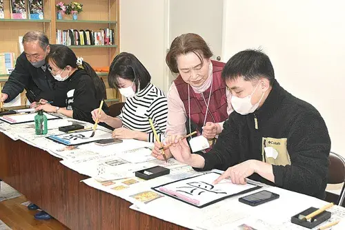 Lớp học tiếng Nhật tổ chức trải nghiệm thư pháp cho người nước ngoài