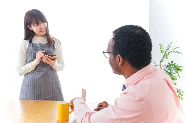 Nhân viên nhà hàng giải thích bằng tiếng Nhật với khách nước ngoài gây chú ý