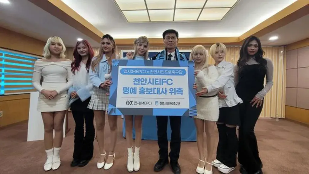 Nhóm nhạc đa quốc tịch MEPC gây sốt với màn trình diễn không giày ở Hàn Quốc