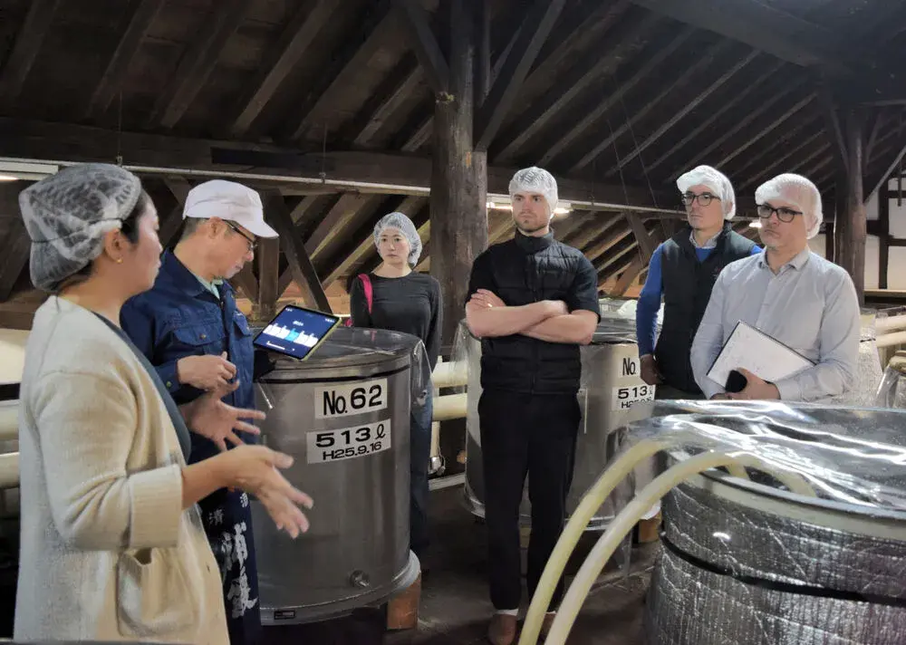 Sommelier quốc tế tìm hiểu quy trình sản xuất Urakasumi