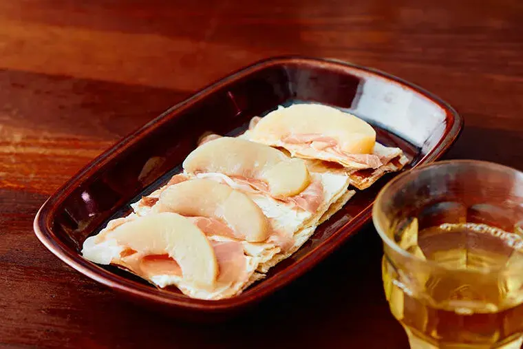 Tart Flambée Đào  Thịt Ba Chỉ Muối với Phô mai Boursin