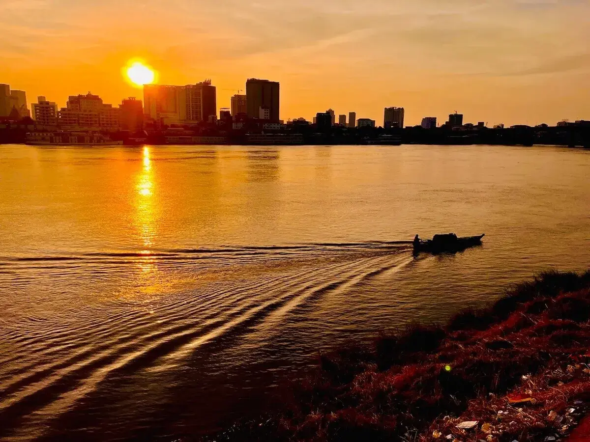 Tìm kiếm 'tâm chấn' của virus corona Bangkok và Phnom Penh