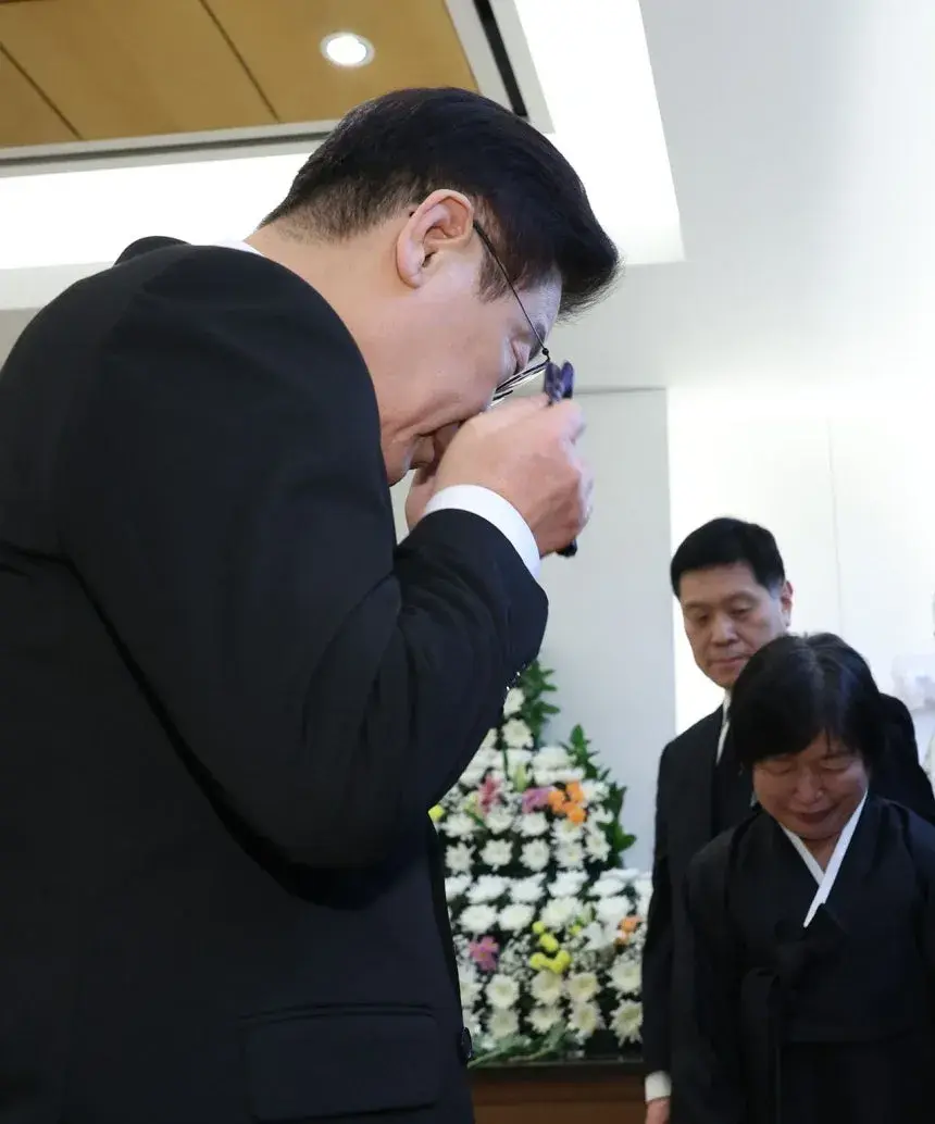 Tổng thống Lee viếng cố Thủ tướng Lee Hae-chan