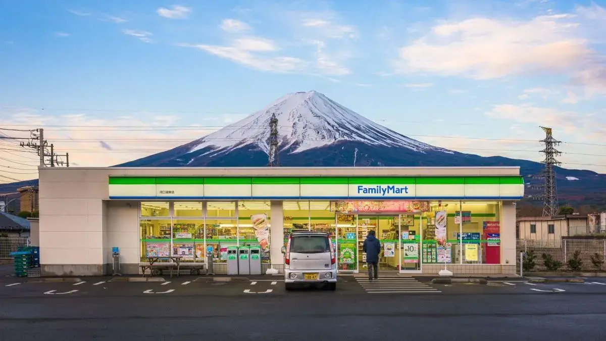 Tour cửa hàng tiện lợi FamilyMart hút khách tại Nhật