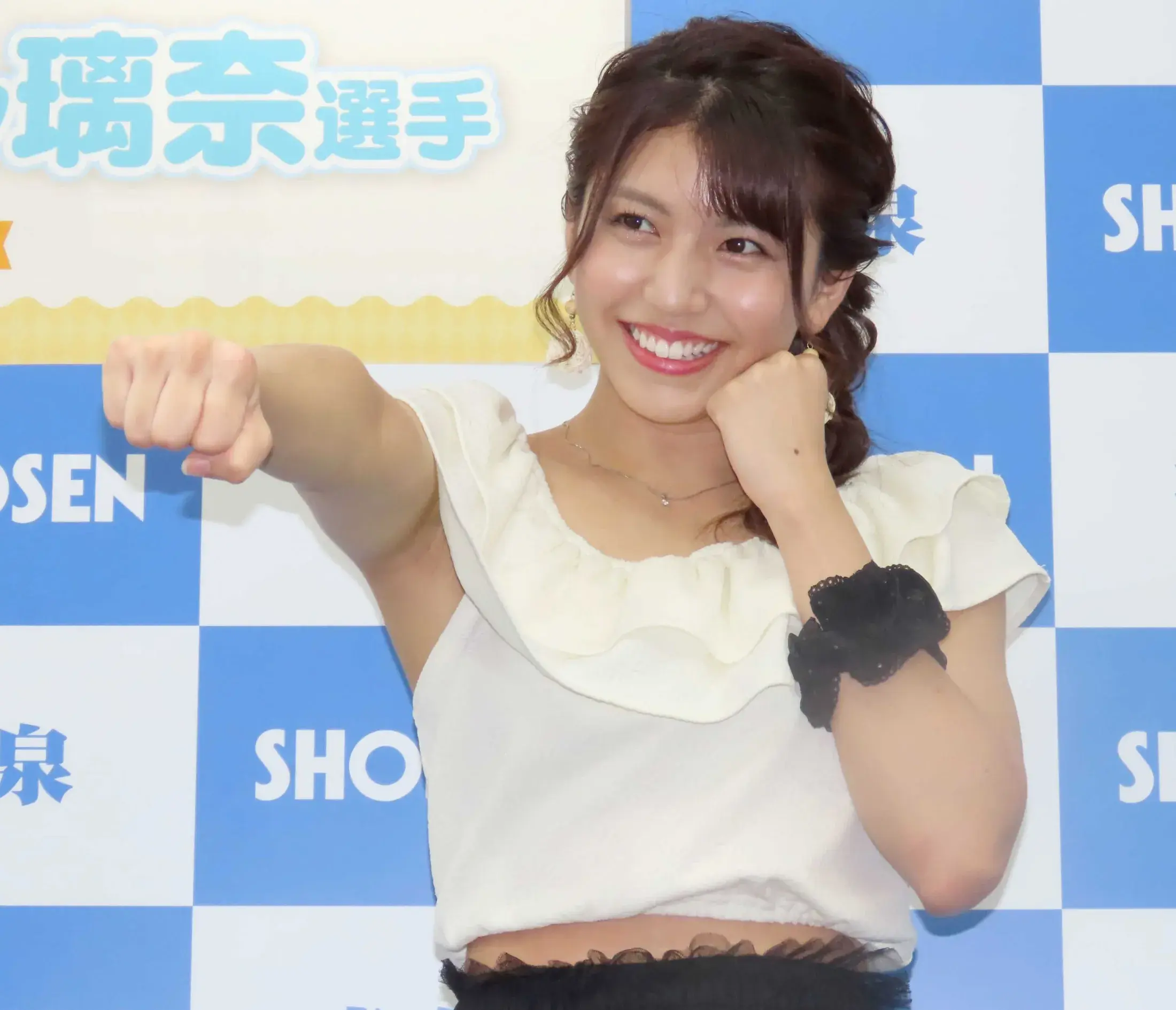 Võ sĩ xinh đẹp khoe ảnh cơ bắp trên biển Đà Nẵng