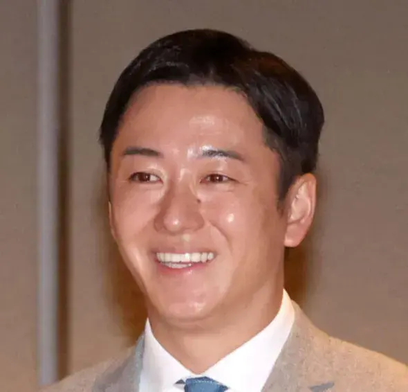 Yuuki Saito đi công tác cầm máy ảnh, fan đoán Việt Nam